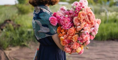 Kvetinová farmárka a iskerníky_Flower farmer holding ranunculus